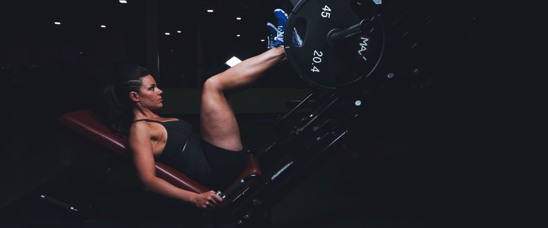 Mujer entrenando fuerza