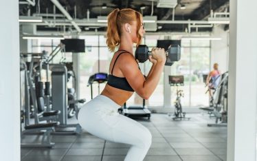 Mujer entrenando fuerza